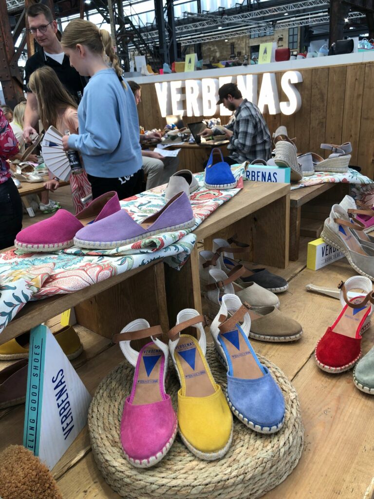 Auf der diesjährigen Shoes ging es wieder farbenfroher zu. (Foto: Redaktion)