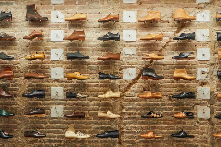 Im Atelier von Aldanondoyfdez sind die Schuhe über Nägel an der unverputzten Backsteinwand befestigt. (Foto: Aldanondoyfdez)