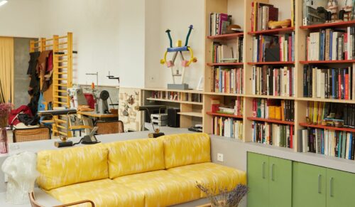 Die gelernten Architekten lassen sich von Designerobjekten inspirieren, die auch den Markenshowroom dekorieren. (Foto: Aldanondoyfdez)