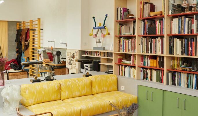Die gelernten Architekten lassen sich von Designerobjekten inspirieren, die auch den Markenshowroom dekorieren. (Foto: Aldanondoyfdez)