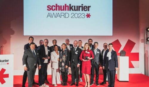 Die Gewinner des schuhkurier AWARD: Händler des Jahres Schuhhaus Reindl aus Rosenheim und Hersteller des Jahres Puma; gemeinsam mit der Jury des schuhkurier AWARD. (Foto: Redaktion)