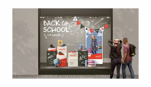 Die neue „Back to School“-Kampagne von Superfit geht mit Schaufenster-Assets einher. (Foto: Superfit)