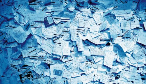 Viele Kassenbons gehen jeden den Tag über den Tresen. Die herkömmlichen weißen Bons können nicht recycelt werden. Es gibt zwar Alternativen, doch diese sind für kleine Geschäfte teilweise schwierig einzuführen. (Foto: Christina Radevich/Unsplash)