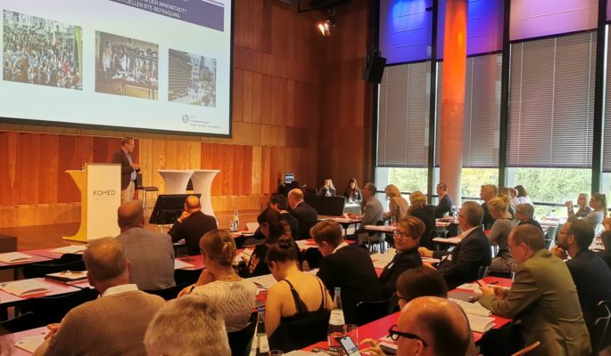 Rolf Pangels zeigt auf dem BTE-Kongress in Köln, wie es um die deutschen Innenstädte steht. (Foto: Redaktion)