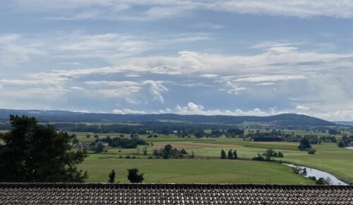 In Cham beim Sitz von Florett wird mit Blick auf die oberpfälzische Natur gearbeitet. (Foto: Redaktion)