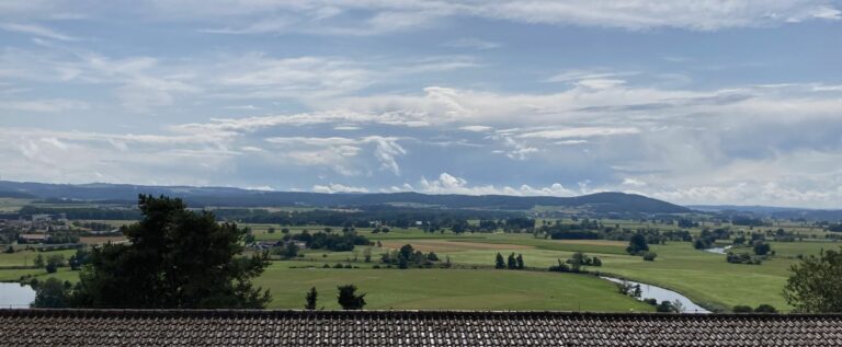 In Cham beim Sitz von Florett wird mit Blick auf die oberpfälzische Natur gearbeitet. (Foto: Redaktion)