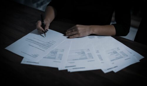Die Frist zur Einreichung der ÜBH-Schlussabrechnung nähert sich. (Foto: Dimitri Karastelev/Unsplash)