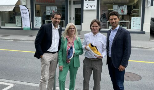 V.l.n.r.: Claudio Minder, Hildegard & Peter Degiacomi mit Karl Müller vor dem neuen Shop in Davos. (Foto: Kybun Joya)