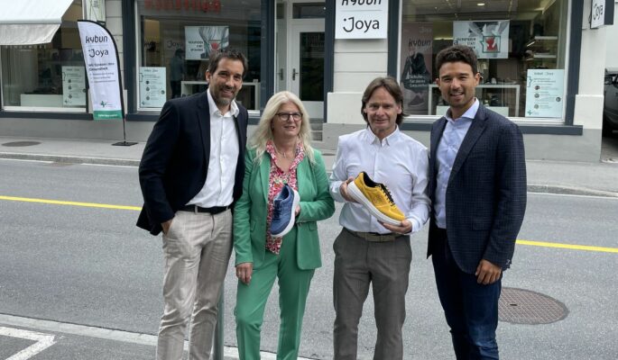 V.l.n.r.: Claudio Minder, Hildegard & Peter Degiacomi mit Karl Müller vor dem neuen Shop in Davos. (Foto: Kybun Joya)