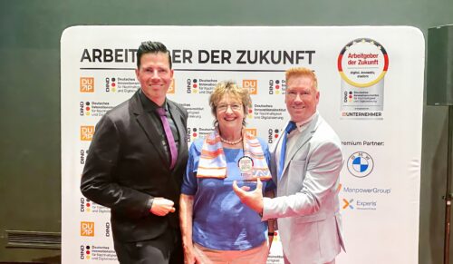 Die schuhplus-Firmenchefs Georg Mahn (links) und Kay Zimmer (rechts) erhalten von der ehemaligen Wirtschaftsministerin Brigitte Zypries (Mitte) den Preis „Arbeitgeber der Zukunft“. (Foto: Schuhplus)