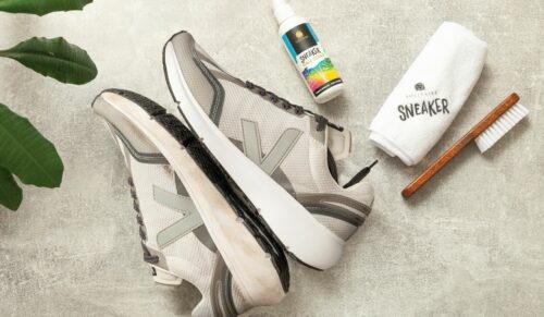 Vorher/Nachher-Effekt unübersehbar: Das Pumpspray zur Sohlenreinigung von Sneakern wirkt nicht nur chemisch, sondern auch physikalisch. (Foto: BNS International)