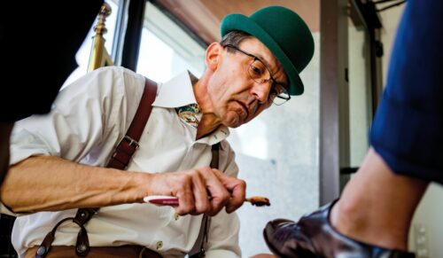 Thomas Ganick ist konzentriert bei der Feinarbeit. Durch einen Zufall ist er an seinen Beruf als Schuhputzer gekommen und lebt diesen jetzt mit voller Leidenschaft aus. (Foto:Ganick)