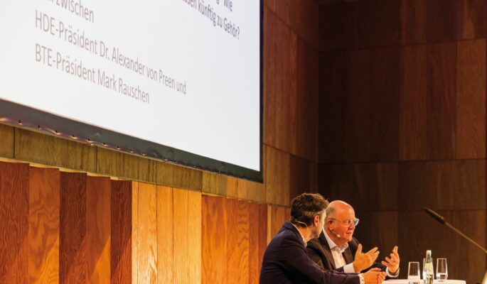 Der neue BTE-Präsident Mark Rauschen und der HDE-Präsident Dr. Alexander von Preen begrüßten zum BTE-Kongress „Fashion-Emotion 4.0“. (Foto: BTE)