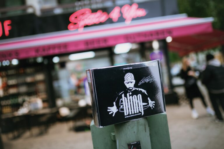 Mit der Bling-Kollektion von Capital Bra will Cleangang im Schuhpflege-Markt bekannt werden. (Foto: Cleangang)