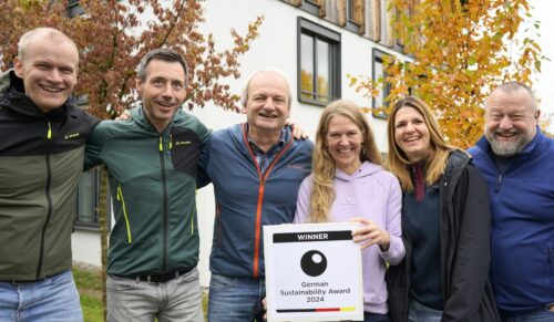Feiern den Gewinn des Deutschen Nachhaltigkeitspreis 2024: Daniel Köhler (Bereichsleitung IT), Uwe Gottschalk (Geschäftsleitung Produkte), Jan Lorch (Geschäftsleitung Vertrieb & CSR), Antje von Dewitz (Geschäftsführerin), Miriam Schilling (Bereichsleitung Personal & Organisation), Erwin Gutensohn (Geschäftsleitung Finanzen) Foto: Vaude