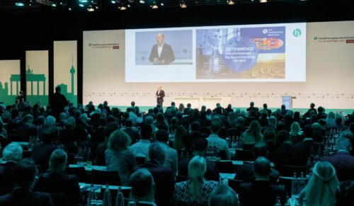 Stefan Genth, Hauptgeschäftsführer des HDE, läutete die Veranstaltung ein. (Foto: HDE)
