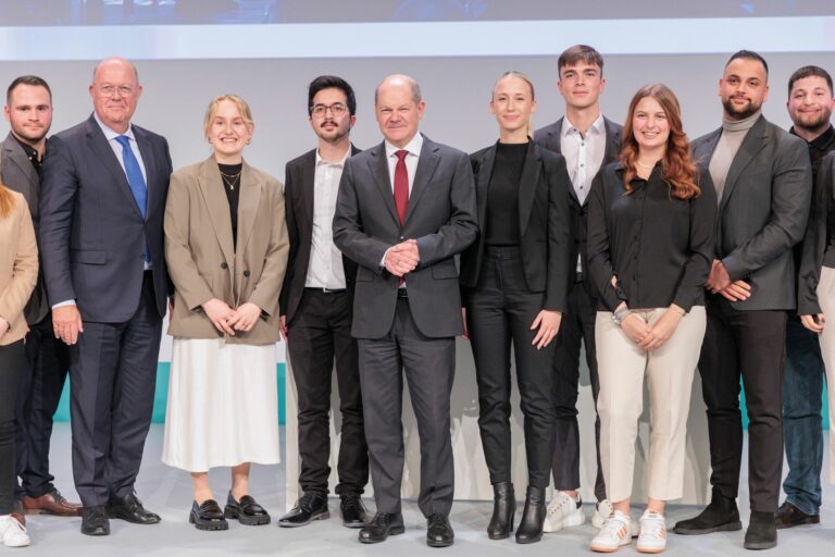 Der Bundeskanzler mit Alexander von Preen (2. von links) im Kreise von Nachwuchskräften des Handels. (Foto: HDE)