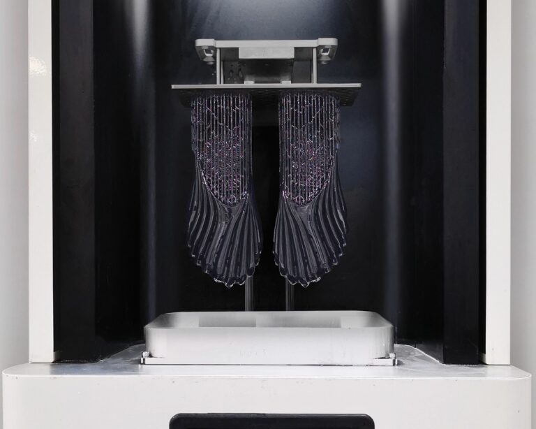 Bei der additiven Fertigung bestehen die Schuhe aus einem Material, wodurch sie leichter zu recyceln sind. (Foto: Aliveform)