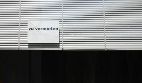 Leerstand kann die gesamte Innenstadt gefährden. Um eine interessante City zu gewährleisten, müssen alle Akteure zusammenarbeiten. (Foto: Adobe Stock)