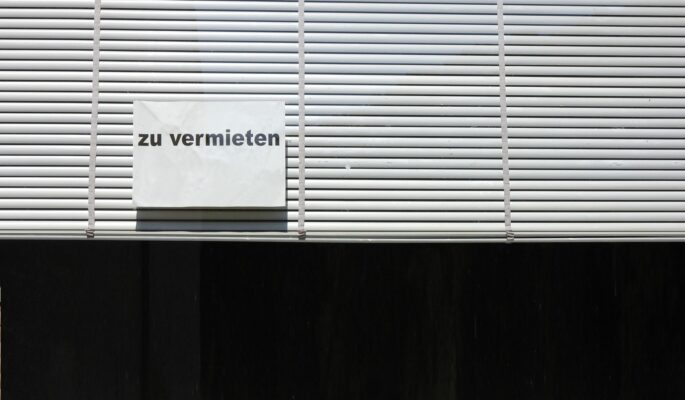 Leerstand kann die gesamte Innenstadt gefährden. Um eine interessante City zu gewährleisten, müssen alle Akteure zusammenarbeiten. (Foto: Adobe Stock)