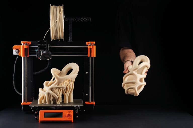 Das Material Biocir von Balena ist das erste vollständig kompostierbare Elastomer. 2022 produzierte Balena Slides aus dem Material. Es war das erste Produkt überhaupt, das aus Biocir gefertigt wurde. Nun gibt es eine Kooperation mit der Designerin Kitty Shukman. (Foto: Balena)