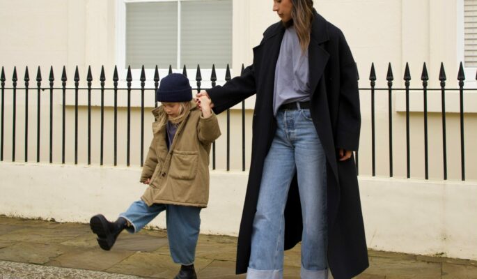 Mutter und Tochter im Partnerlook: Das soll mit Copenhagen Studios ein Wintertrend sein. Foto: Emil Wells/Copenhagen Studios)