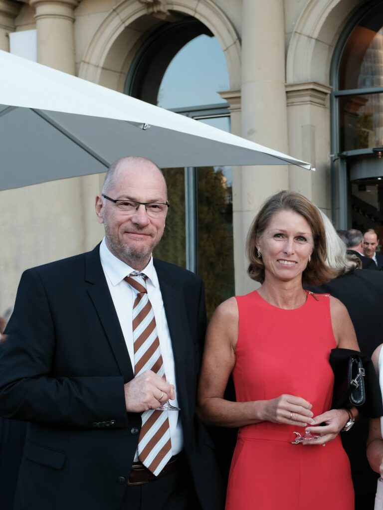 Jochen und Steffanie Schneider haben viel Zeit und Leidenschaft in ihr Familienunternehmen investiert. Künftig will Jochen Schneider seine Frau bei ihrer selbstständigen Tätigkeit als Business Coach unterstützen. (Foto: Foto: Kim Fotografie)