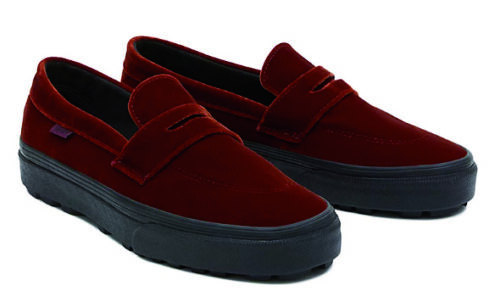 Das Vans-Modell Style 53 ist ein Samt-Loafer, der mit eleganter Optik und gemütlichem Tragegefühl auf die festliche und besinnliche Weihnachtszeit einstimmen soll. (Foto: Vans)