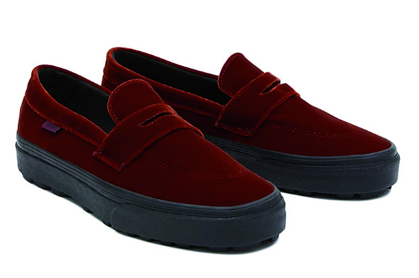 Das Vans-Modell Style 53 ist ein Samt-Loafer, der mit eleganter Optik und gemütlichem Tragegefühl auf die festliche und besinnliche Weihnachtszeit einstimmen soll. (Foto: Vans)