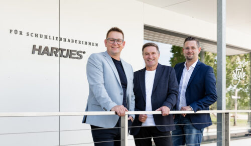 (v.l.n.r.): Stefan Spreitzer, technischer Geschäftsführer; Hans Sternbauer; Christoph Götzendorfer, kaufmännischer Geschäftsführer (Foto: Hartjes)