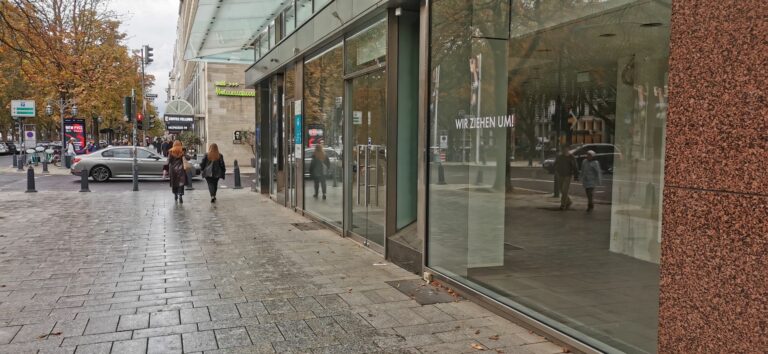 Selbst die Luxusmeile Königsallee in Düsseldorf ist nicht vor Leerständen sicher. (Foto: Redaktion)