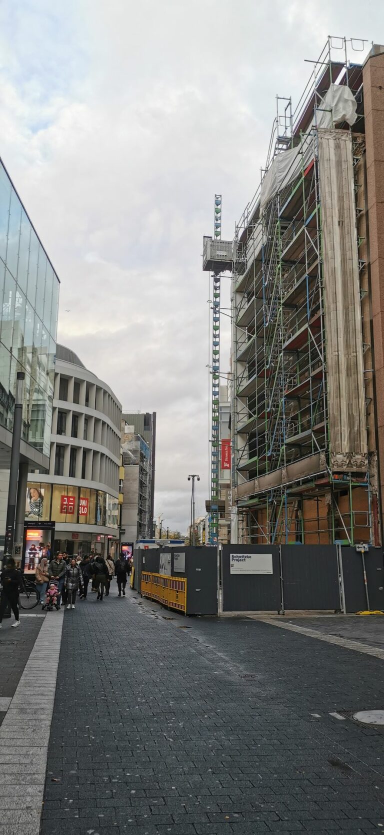 Baustellen beeinflussen das Stadtbild negativ und können Passanten am Verkehr einschränken. (Foto: Redaktion)