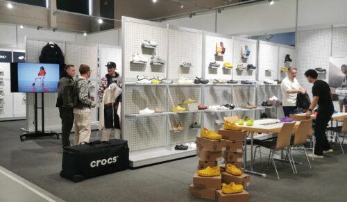 Sneaker sind der Kern der Meetnbuy in Mainhausen. Aber auch Bekleidung und Accessoires wurden ausgestellt und konnten von den Händlern besichtigt werden. (Foto: Redaktion)