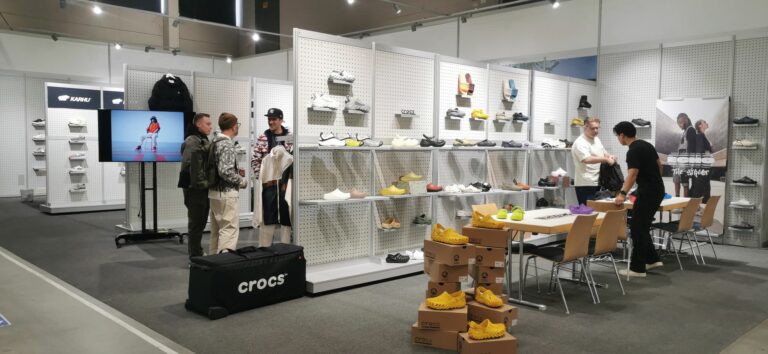 Sneaker sind der Kern der Meetnbuy in Mainhausen. Aber auch Bekleidung und Accessoires wurden ausgestellt und konnten von den Händlern besichtigt werden. (Foto: Redaktion)