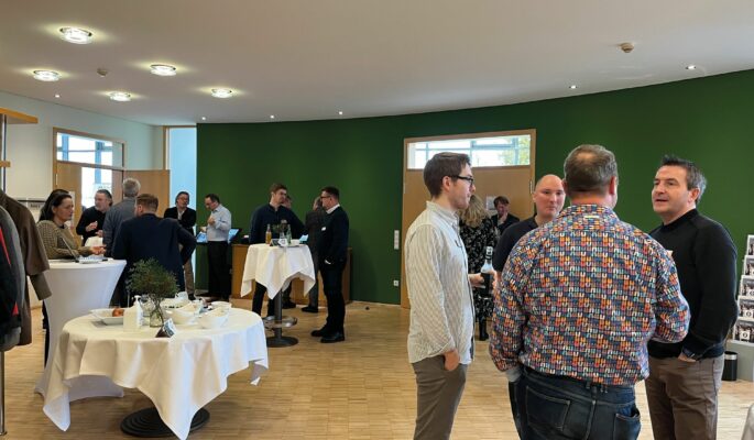 Die Kaffeepause nutzten die Teilnehmer und Teilnehmerinnen zu entspannten Gesprächen. (Foto: Redaktion)