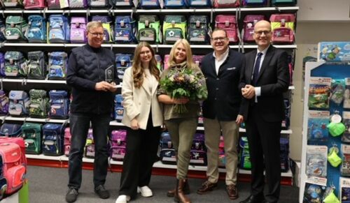 Preisübergabe bei in Berlin (v.l.): Markus, Zofia und Monika Stratmann (alle Ranzenfee & Koffertroll), Tobias Ockenfeld (Goldkrone) und CDU-Bundestagsabgeordneter Ralph Brinkhaus. (Foto: Goldkrone/Ranzenfee & Koffertroll)