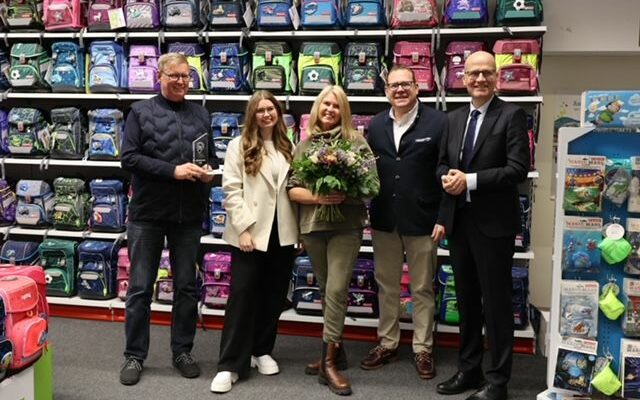 Preisübergabe bei in Berlin (v.l.): Markus, Zofia und Monika Stratmann (alle Ranzenfee & Koffertroll), Tobias Ockenfeld (Goldkrone) und CDU-Bundestagsabgeordneter Ralph Brinkhaus. (Foto: Goldkrone/Ranzenfee & Koffertroll)