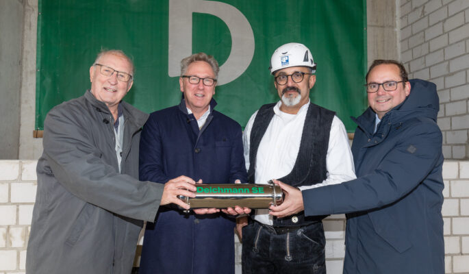 Richtfest bei Deichmann am 8. November: (v.l.) Architekt Volkwin Marg, Bauherr Heinrich Deichmann, Polier Paulo dos Reis Silva und Essens Oberbürgermeister Thomas Kufen platzieren die Zeitkapsel auf der Baustelle. 
(Foto: Rüdiger Fessel, Copyright Deichmann)