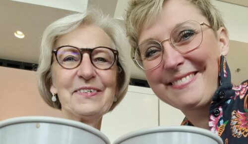 Brigitte Wischnewski (72) und Britta Goertz (46) führen gemeinsam das Familienschuhhaus Meyer in Lübbecke. Brigitte Wischnewski war viele Jahre lang als Präsidentin des BDSE aktiv. Britta Goertz ist Mitglied im Aufsichtsrat der ANWR Group. (Foto: Schuhhaus Meyer)