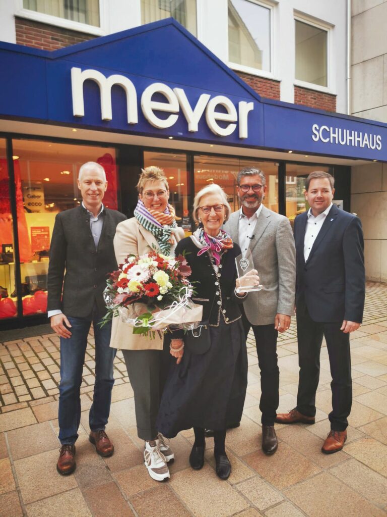 Im November 2021 wurde das Schuhhaus Meyer als „Kundenliebling“ ausgezeichnet. (v.l.) Frank Haberbosch (Bürgermeister Lübbecke), Britta Goertz, Brigitte Wischnewski, Frank Schuffelen (ANWR Group) und Peter Schmüser (Lübbecke Marketing e.V.) (Foto: ANWR Group)