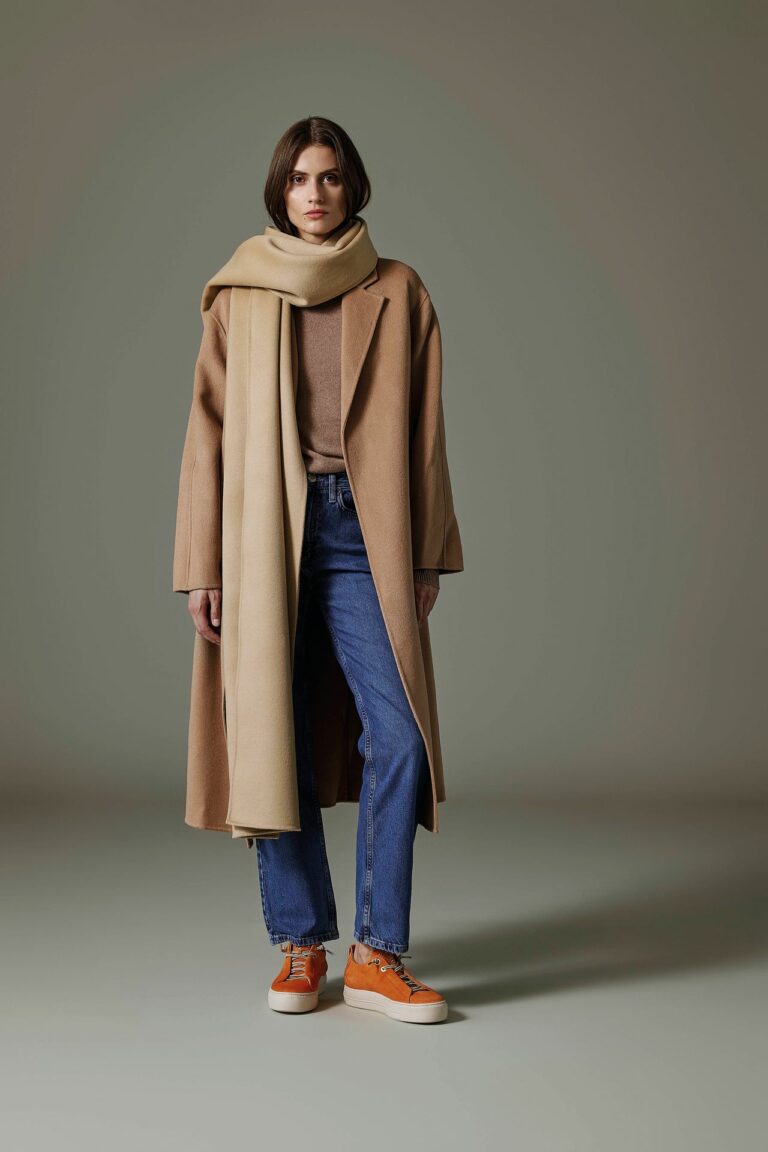 Das gesamte Outfit im Blick: So versteht Barbara Aichinger modernes Marketing. (Foto: Paul Green)