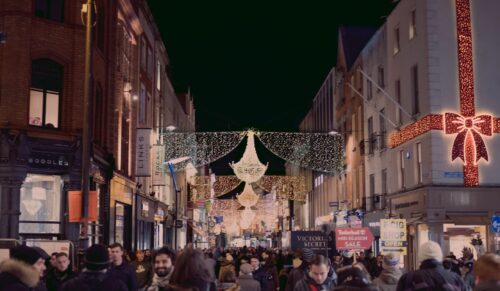 Der dritte Adventssamstag hat in einer schwachen Weihnachtszeit für Umsatzimpulse gesorgt. (Foto: Kevin Dowling/Unsplash)
