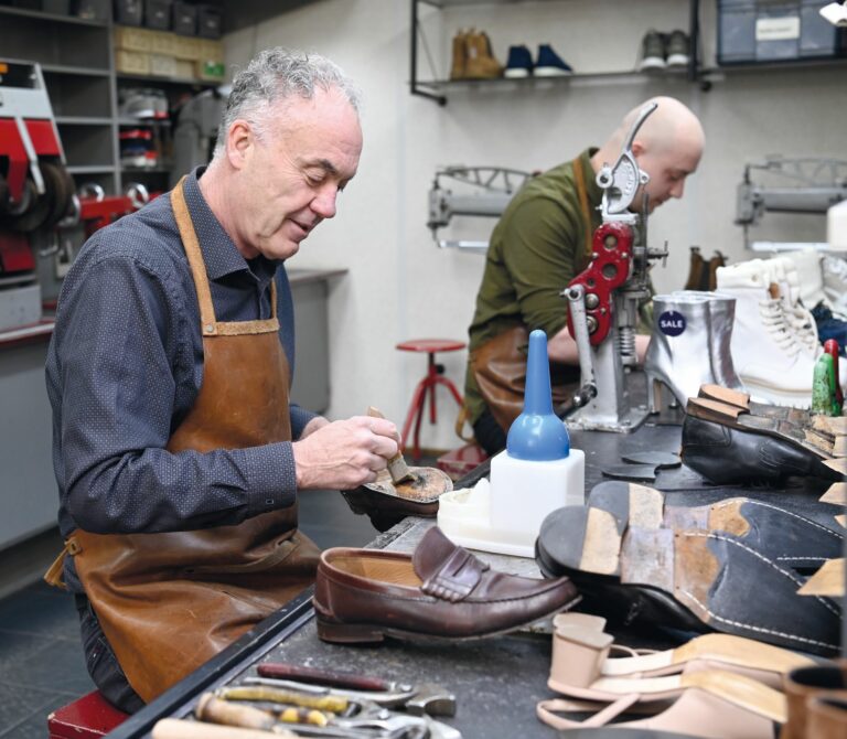 Sieben Schuhmacher kümmern sich bei 95percent um die Generalüberholung der gesammelten Schuhe. (Foto: 95percent)
