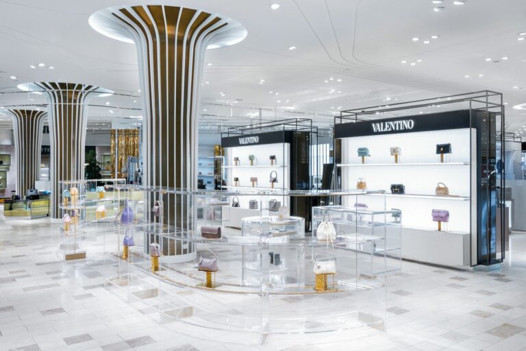 Rund 1 Mio. Euro hat Breuninger in die 1.800 qm Prestigefläche Taschen und Schuhe in Düsseldorf investiert. (Foto: Breuninger)