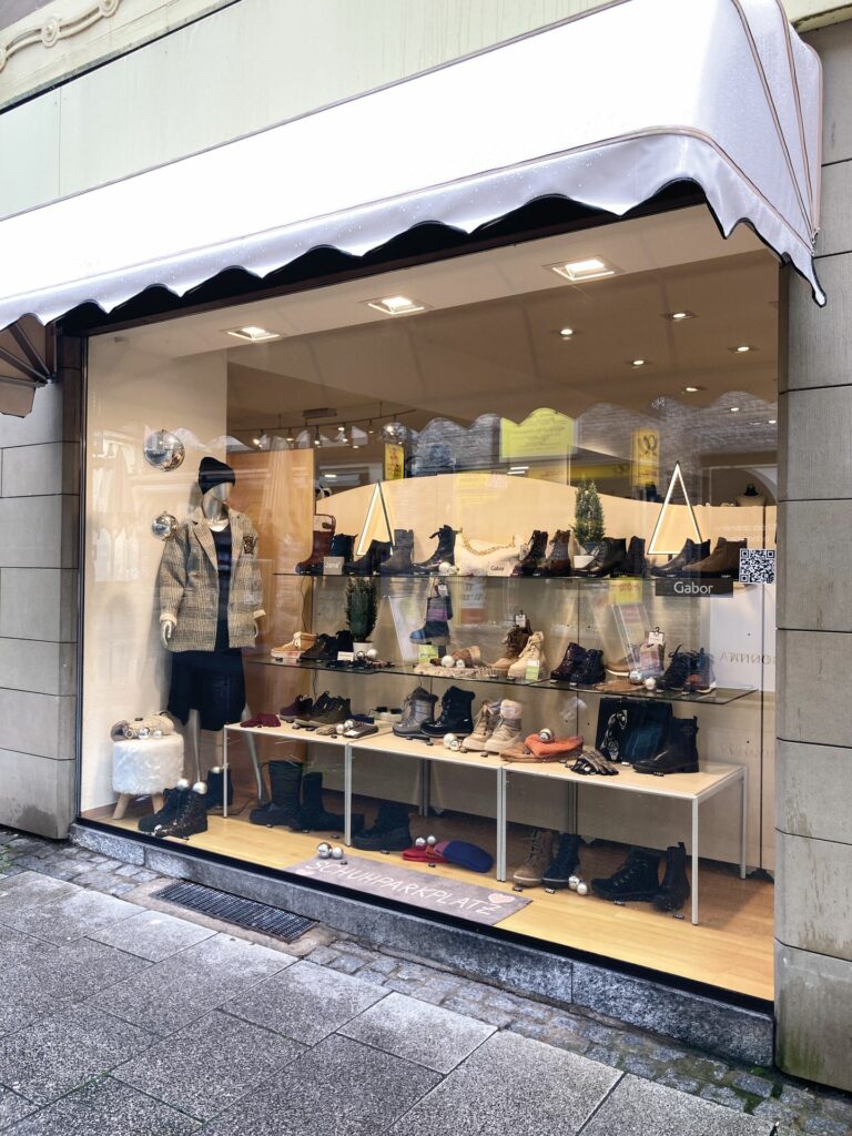 In den Schaufenstern werden die Schuhstyles mit dazu passenden Outfits präsentiert. (Foto: Redaktion)
