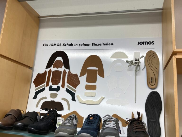 Leder in Hülle und Fülle lagert in Selbitz. Hier werden auch neue Entwicklungen gezeigt. (Foto: Redaktion)