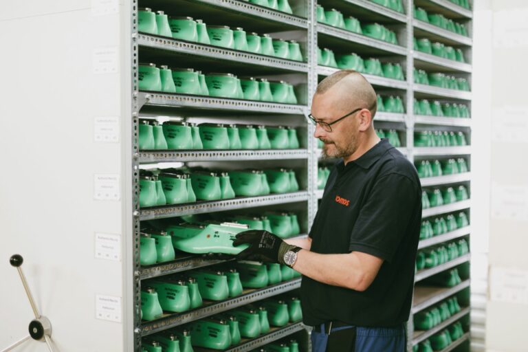 Bis zu 140 Arbeitsschritte braucht es, um einen Jomos-Schuh herzustellen. Tausende Paar Leisten lagern in großen Regalen in der Produktionshalle. Mehr als 50 verschiedene Sohlenformen gehören zum Angebot. Alle Arbeitsschritte sind aufeinander abgestimmt. Jeder Handgriff sitzt. (Foto: Jomos)
