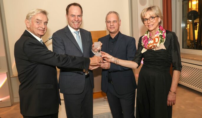 Igedo Exhibitions erhält im Steigenberhger Icon Parkhotel den Modebusiness Award 2024. Von links nach rechts: Manfred Kronen (Igedo Exhibitions), Oberbürgermeister Düsseldorf Dr. Stephan Keller, Philipp Kronen (Igedo Exhibitions) und Ulrike Kähler (Igedo Exhibitions). (Foto: Uwe Erensmann/Fashion Net Düsseldorf)