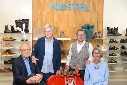 Die bisherigen Inhaber des Schuhhaus Nestel (v.l.n.r.): Hubert und Dagmar Krause, Hans-Georg und Ute Nestel (Foto: Jill Carstens)