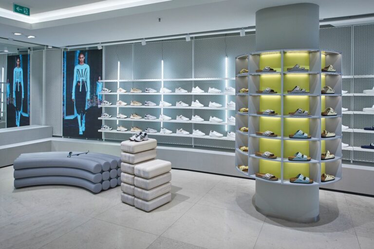 Licht und Farbe: Engelhorn will Schuhen eine Bühne bieten.  (Foto: Engelhorn)